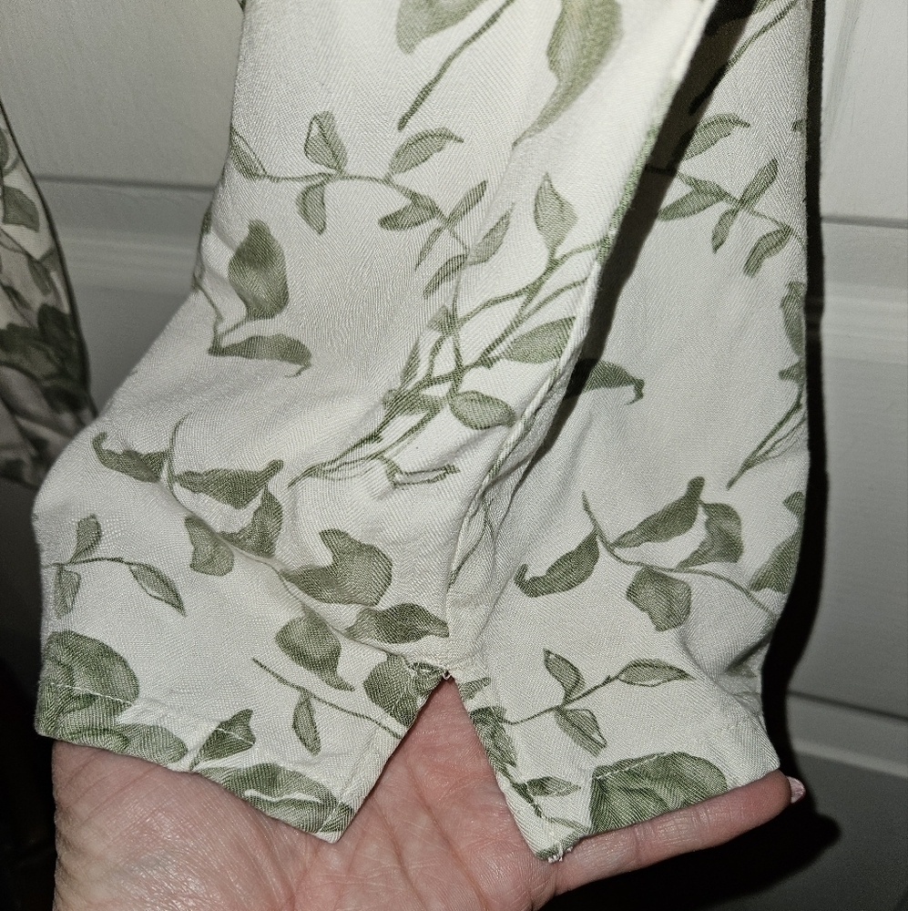 #290 La Cabana- Pull-on style White pants with a greenery pattern. Sz. XL - Picture 3 of 6